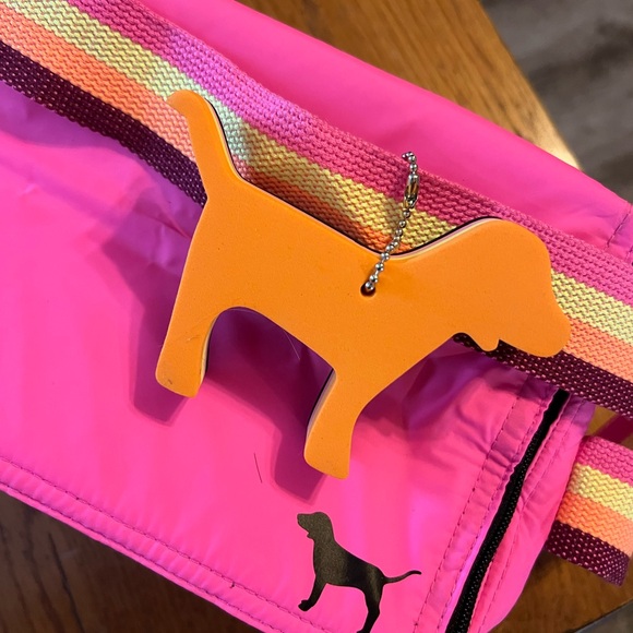 Victoria's Secret PINK Cooler Lunch Tote w/Keychain - Picture 3 of 6